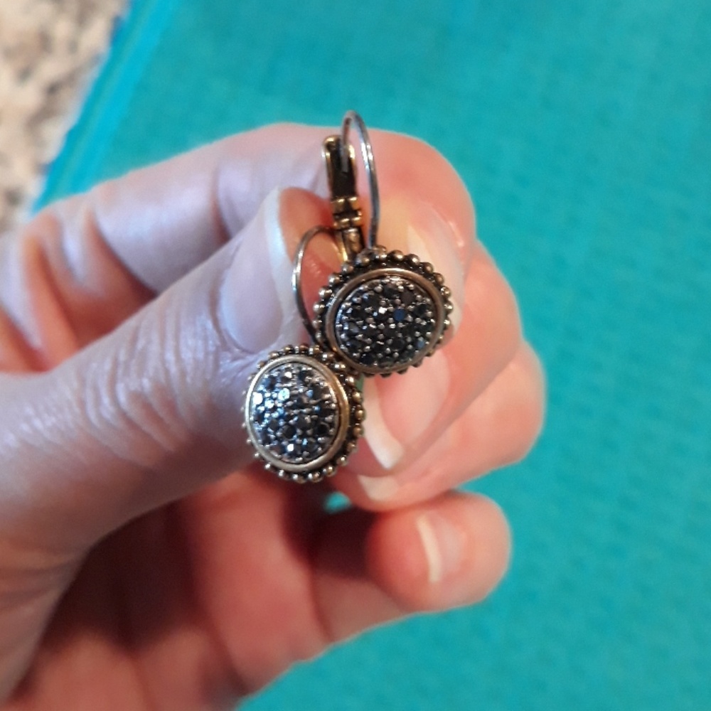 Earings - Picture 2 of 3